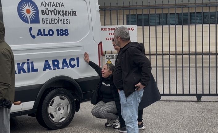 Dereye düşen araçtaki kadının cenazesi teslim alınırken "Gitme" feryadı yürekleri dağladı