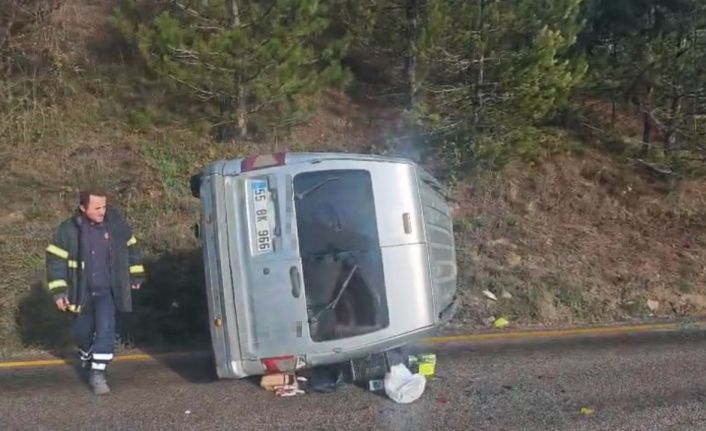 Devrilen hafif ticari aracın sürücüsü yaralandı