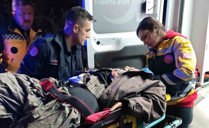 Devrilen traktörün altında kalan kadın yaralandı