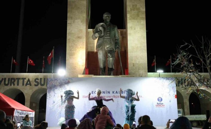 Didim Cumhuriyet Kent Meydanı’nda yılbaşı coşkusu her akşam devam ediyor