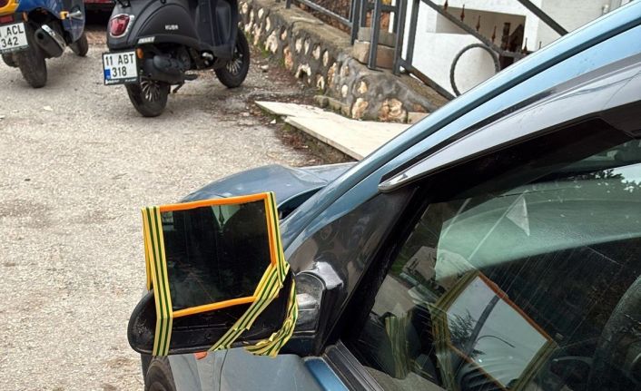 Dikiz aynası kırılan sürücü çareyi böyle buldu