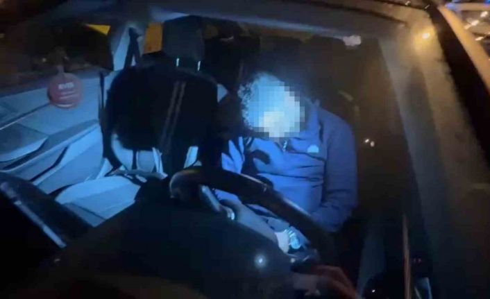 Direksiyon başında sızıp kaza yapan sürücü, 3 saatlik uğraş sonunda cam kırılarak uyandırdı