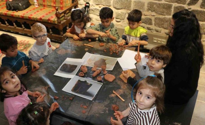 Diyarbakır İçkale Müzesi’nde kurulan çocuk atölyesinde çocuklar kendi eserlerini yapıp sergiliyor