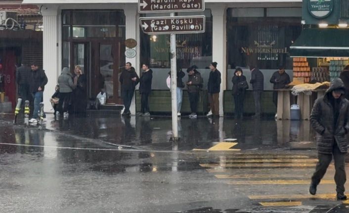 Diyarbakır’da aniden bastıran yağmur hayatı felç etti