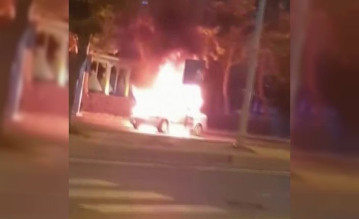 Diyarbakır’da seyir halindeki otomobil alev topuna döndü