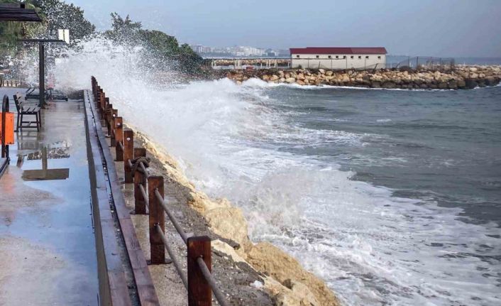 Doğu Akdeniz’de dev dalgalar kıyıları dövdü
