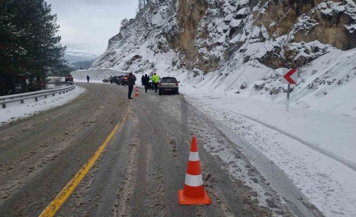 Domaniç-İnegöl karayolunda üç ayrı kaza: 5 araçta maddi hasar oluştu
