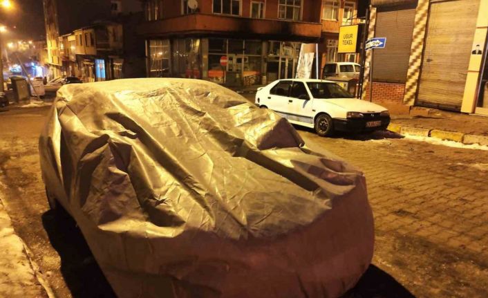 Dondurucu soğuklara karşı araçlar battaniye ve brandayla korunuyor