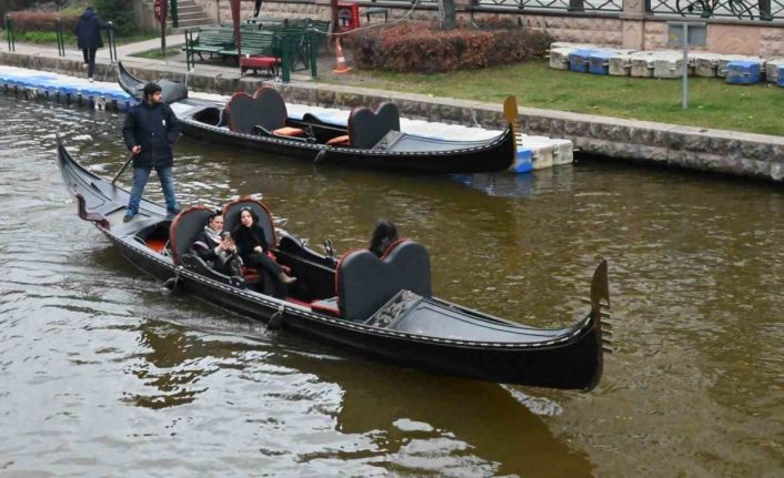 Dondurucu soğuklara rağmen gondol keyfi Eskişehir’in gezi rutininden çıkmadı