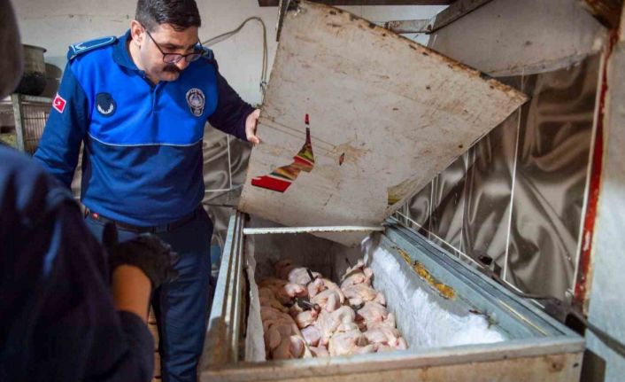 Dönerciden kurtlu salça ve turşu çıktı