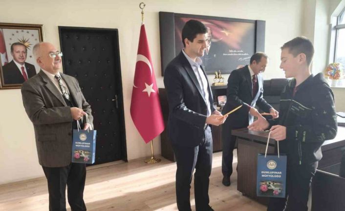 Dumlupınar’da bilgi yarışmasında dereceye giren öğrenciler ödüllerini aldı