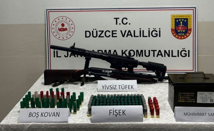 Düzce’de evinin bahçesinde havaya ateş eden 2 kişi yakalandı