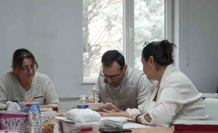 Düzce’de kadınlar hem öğreniyor hem eğleniyor