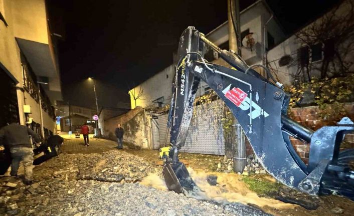 Edirne’de patlayan borudan fışkıran su metrelerce yükseğe çıktı