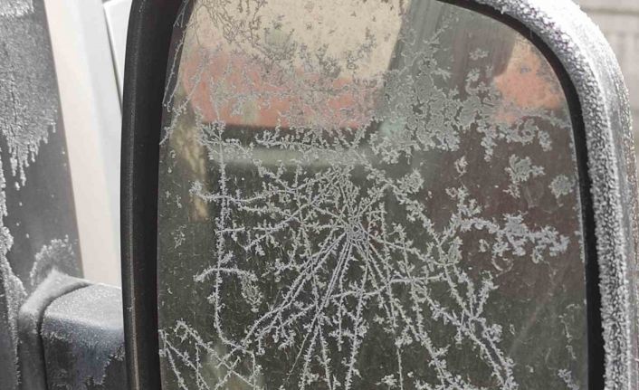 Eksi 17 dereceyi gören kentte araç camları buz tuttu
