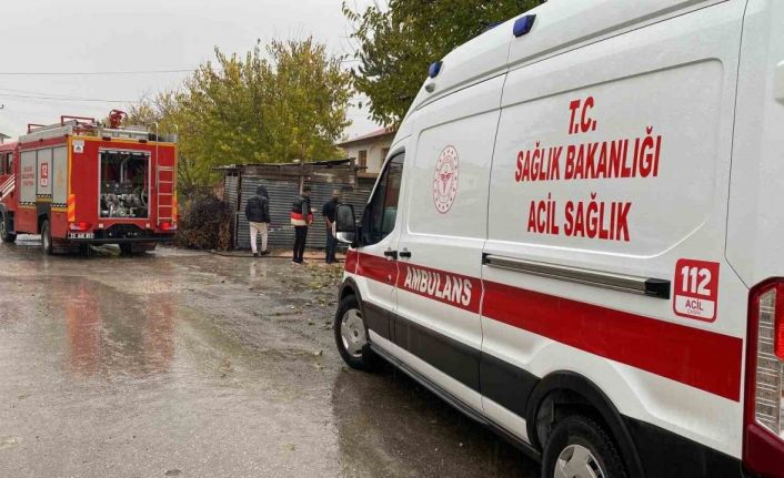 Elazığ’da çatı yangını: 1 kişi dumandan etkilendi