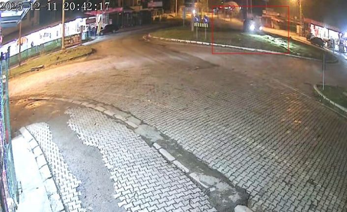 Elazığ’da kontrolü kaybedilen otomobil kavşaktaki refüje çıktı: 1 yaralı