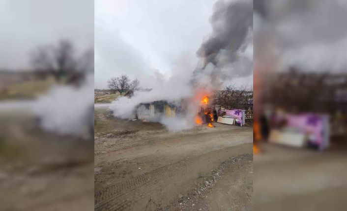 Elazığ’da odunluk deposunda yangın