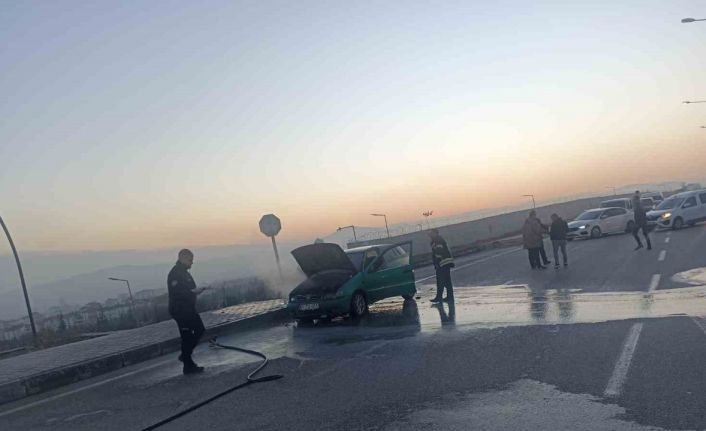 Elazığ’da seyir halindeki araç alev aldı