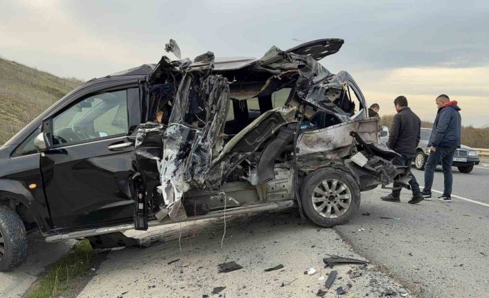 Emniyet şeridindeki VIP yolcu taşıma aracına kamyonet çarptı