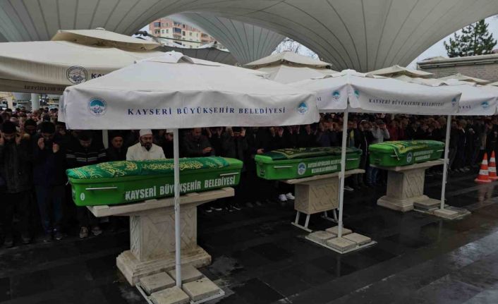 En acı cenaze: Trafik kazasında hayatını kaybeden anne, oğlu ve kızı yan yana son yolculuğuna uğurlandı