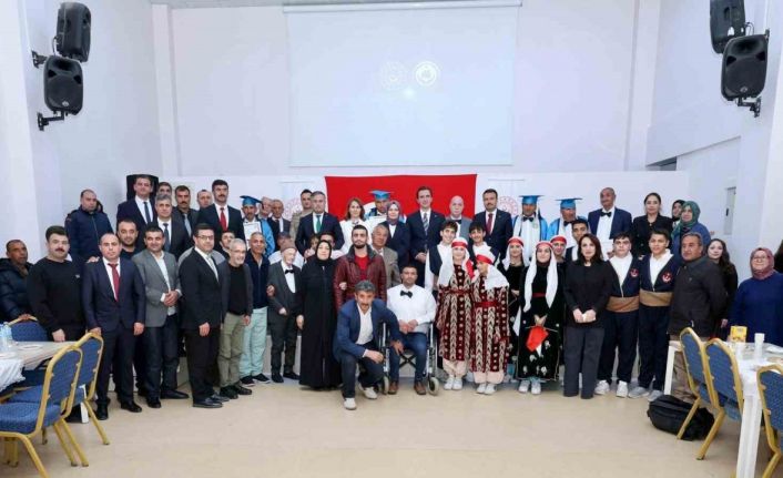 Engeller sevgiyle aşıldı: Ahlat’ta özel gün için anlamlı buluşma