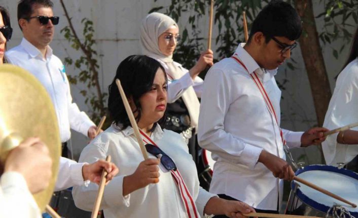 Engelliler hem eğlendi hem eğlendirdi