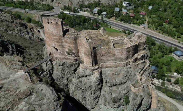 Engüzekkapı Kalesi bin yıllık ihtişamıyla ziyaretçilerini bekliyor