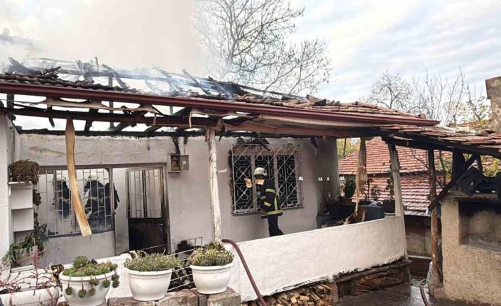 Erbaa’da elektrik kontağından çıkan yangın evi küle çevirdi