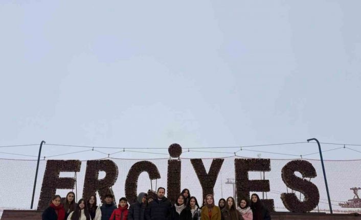 Erciyes’in zirvesinde öğrencilere yönelik ’Uluslararası Dağlar Günü’ etkinliği