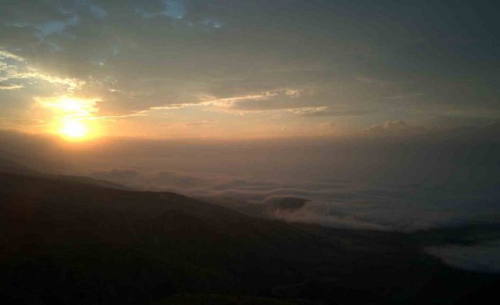 Erzincan’da doğanın muhteşem gösterisi: Sis dağların eteklerine vurdu
