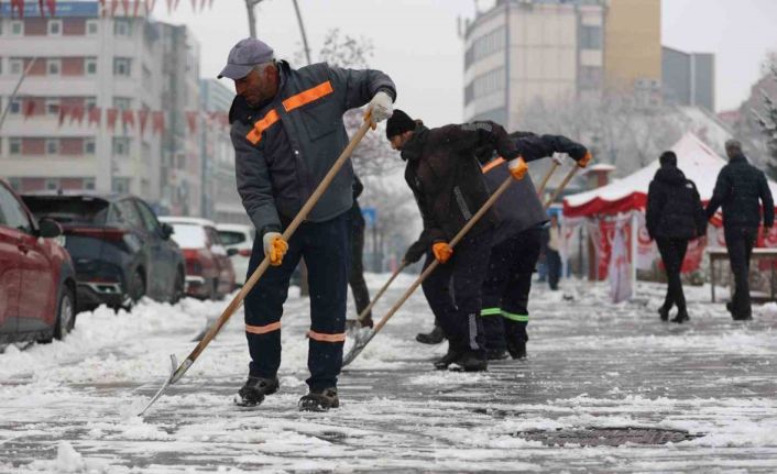 Erzurum Büyükşehir’den karla mücadele