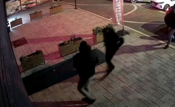 Esenyurt’ta kuyumcu soygunu girişimi kamerada: Hırsızlar alarm çalınca böyle kaçtı