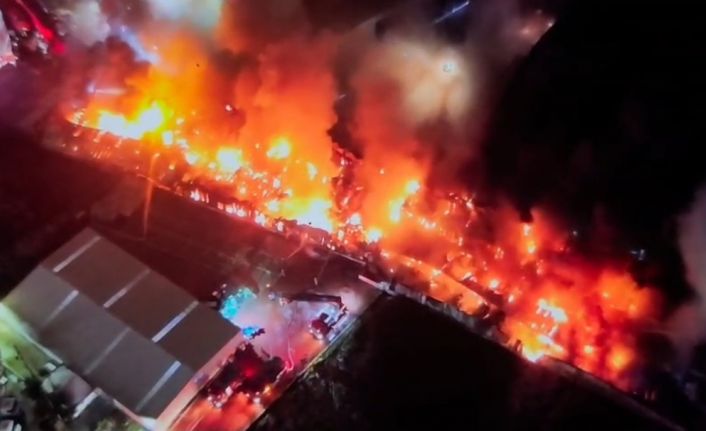Esenyurt’taki fabrika yangını 4 saattir devam ediyor: Patlamalar peş peşe geldi