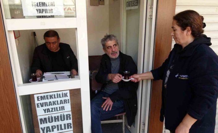 Eşi eleman bulamayınca kentin tek kadın çaycısı oldu