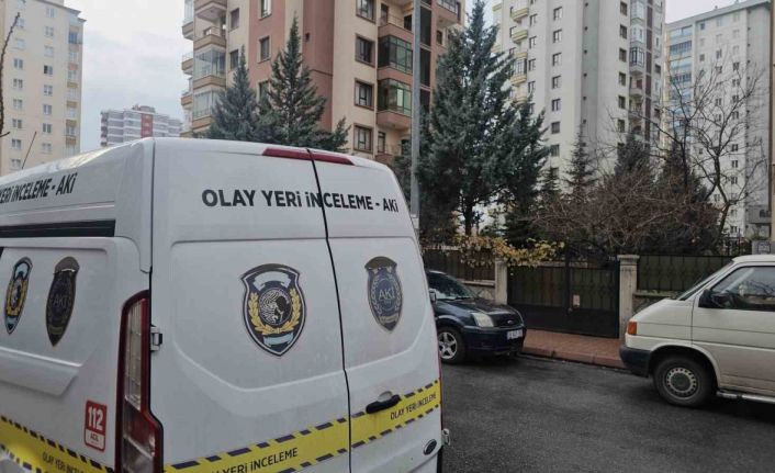 Eşinin evini baltayla açamayınca bina görevlisinin eşini bıçaklayarak öldürmüş