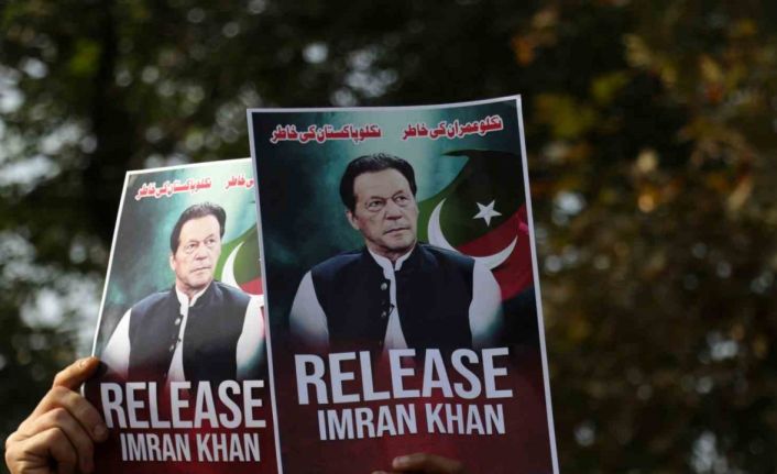 Eski Pakistan Başbakanı Imran Khan ile eşine 17’şer yıl hapis cezası