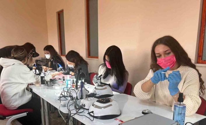 Eskişehir’de Türkiye’nin kamuya ait ilk protez tırnak atölyesi açıldı