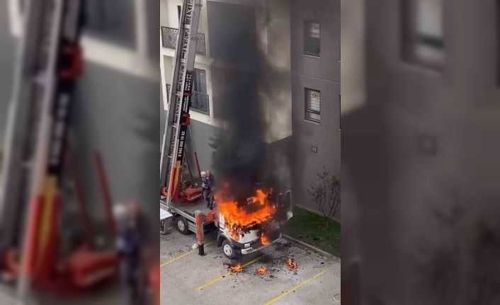 Ev taşıma kabusa döndü... Vinç alev aldı, vatandaşlar damacanayla söndürmeye çalıştı