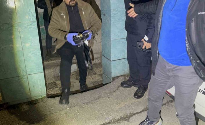 Eve yapılan baskında cephanelik çıktı, arama sırasında polise saldırdılar