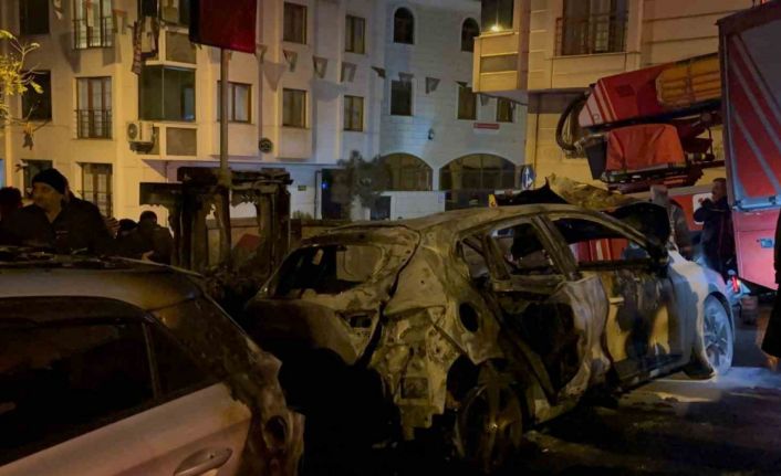 Eyüpsultan’da iki araç alevlere teslim oldu