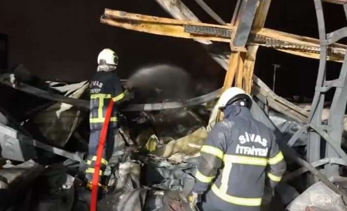 Fabrika yangını için Sivas’tan Kırıkkale’ye giden itfaiye ekipleri, söndürme çalışmalarına destek verdi