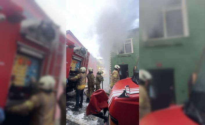 Fatih’te 2 katlı binada yangın paniği