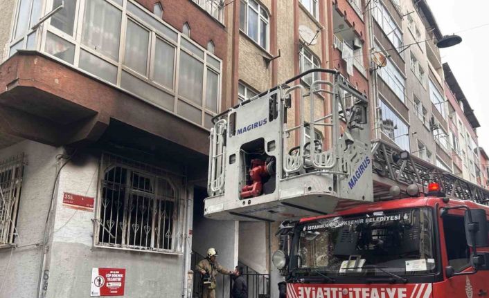 Fatih’te 4 katlı binanın temelinin çöktüğü iddiası: Salonun ortasında çukur oluştu