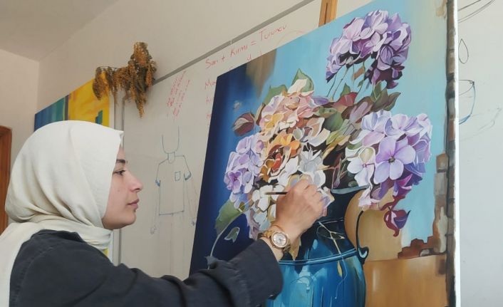 Fatsalı kadın ressam, çocukluk hayallerini tuvale yansıtıyor