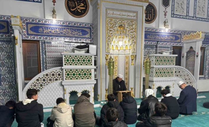 Fen lisesi öğrencileri Hisar Camii’nde sabah namazında buluştu