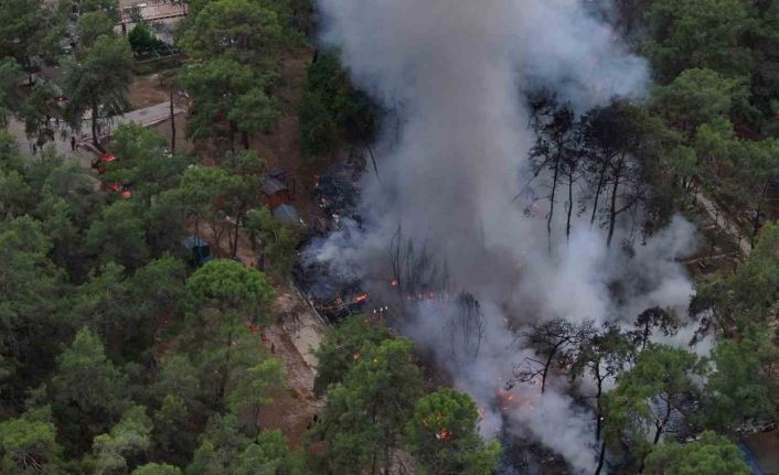 Fethiye’de karavanda çıkan yangın ormana sıçradı