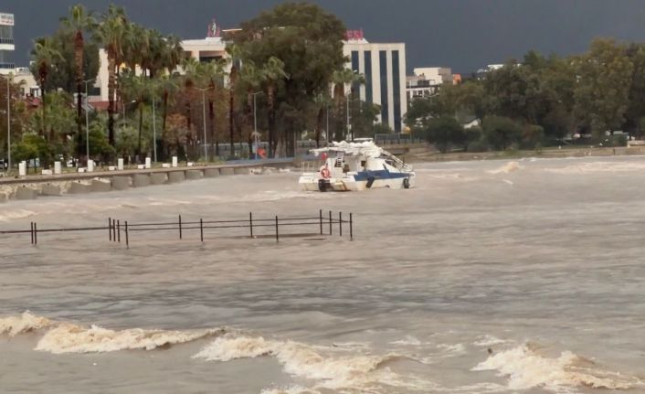 Finike’de fırtına sebebiyle tekne kıyıya sürüklendi, denizin rengi çamura döndü