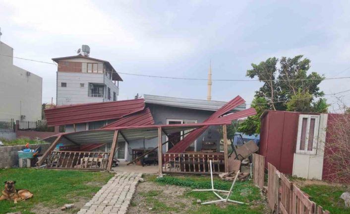 Fırtınanın çatısını uçurduğu evde mahsur kalan 3 kişiyi itfaiye kurtardı