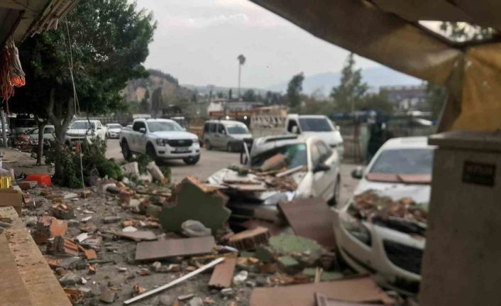 Fırtınanın etkisiyle yıkılan duvar 3 otomobile ve 1 motosiklet zarar verdi